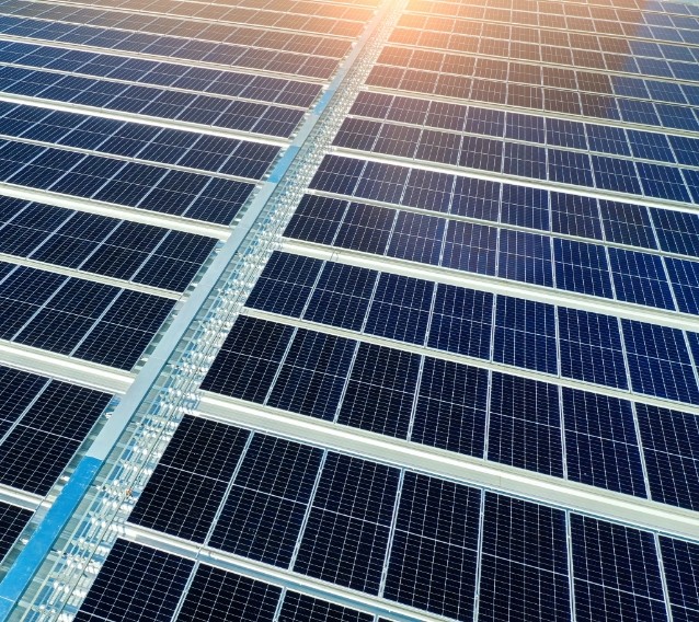 Planta solar fotovoltaica con múltiples paneles solares en operación — SIENSOL