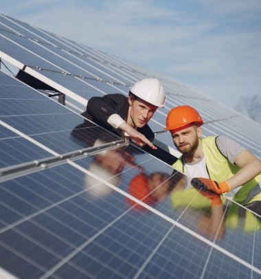 Planta solar fotovoltaica con múltiples paneles solares en operación — SIENSOL